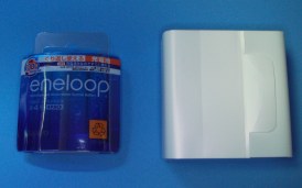 右の白い方がiPod shuffleの商品パッケージ。左は送料無料にするために一緒に買ったeneloopの単四型4本パック。サイズ比較のために置いてみた。